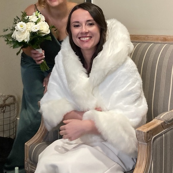 JJs House White Faux Fur Bridal Shawl Cape - Picture 3 of 3